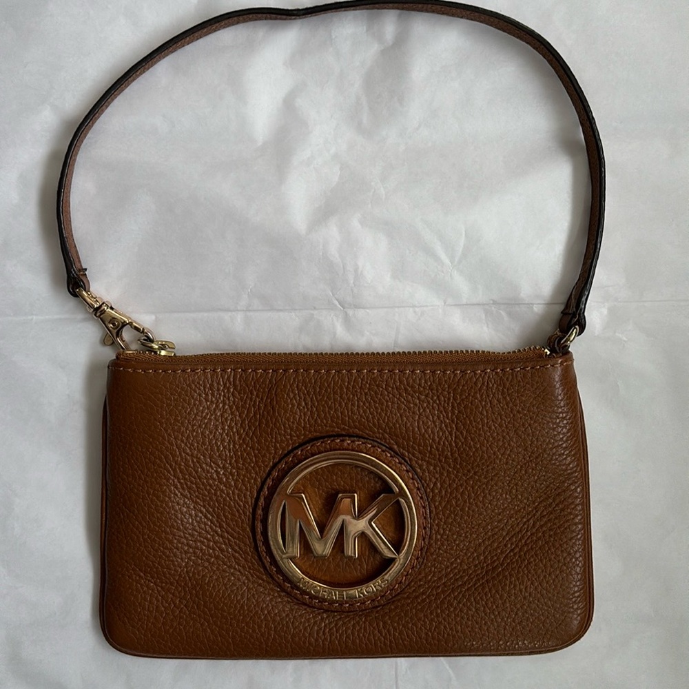 MICHAEL MICHAEL KORS
Large Pebbled Leather Wristlet
